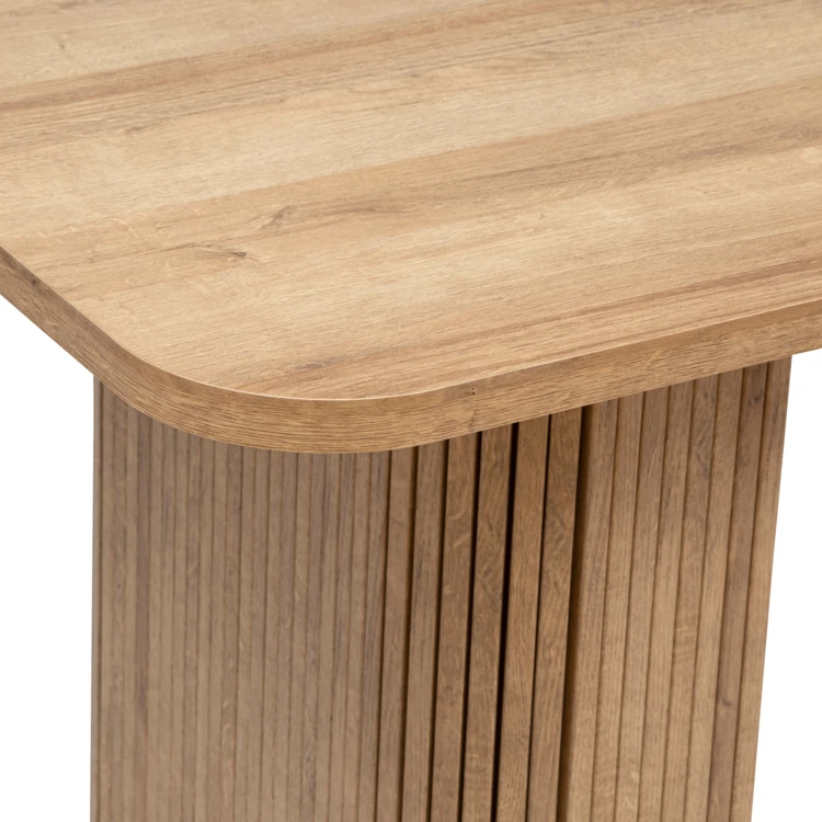 Mesa de jantar com aspeto de madeira e pernas caneladas
