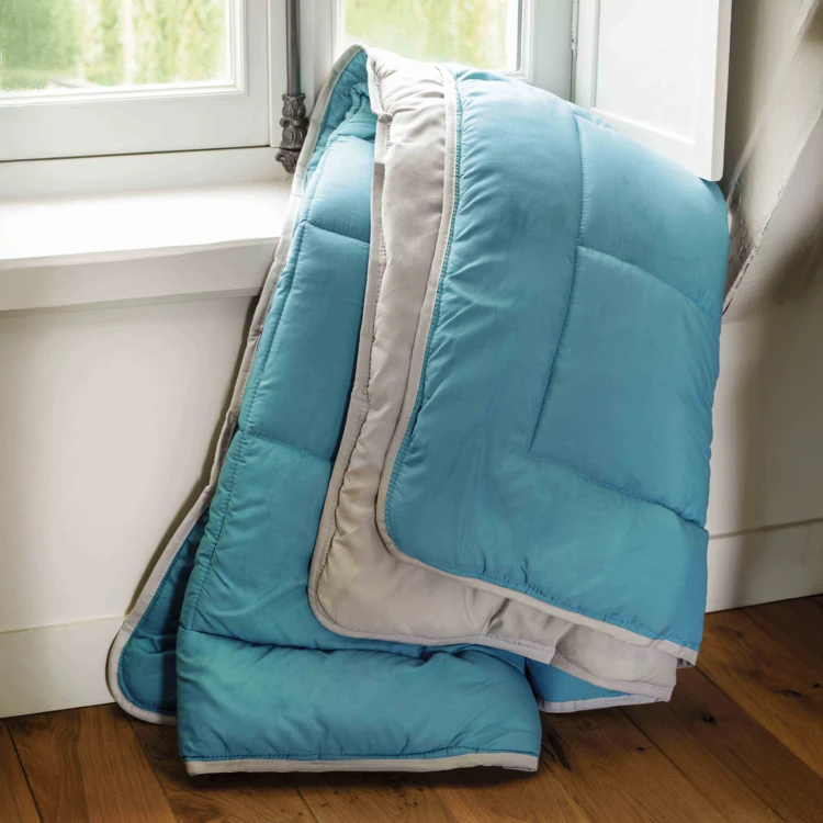 Couette légère réversible bicolore en microfibre 200 gr/m²