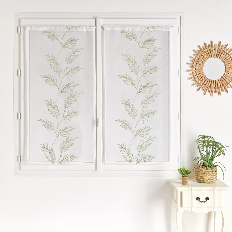 Par de cortinados com folhas bordadas