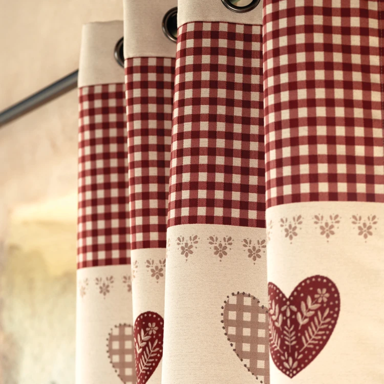 Cortina em jacquard com ilhós e motivos em coração