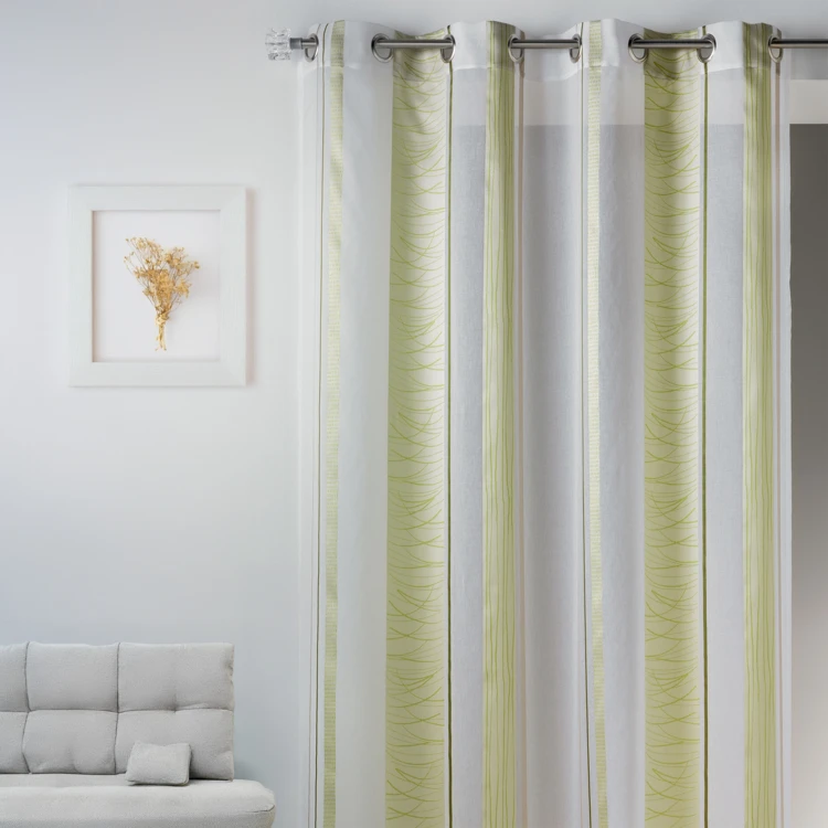 Cortina de organza com riscas verticais e padrão