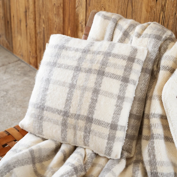 Almofada xadrez com efeito de mohair e parte de trás em sherpa