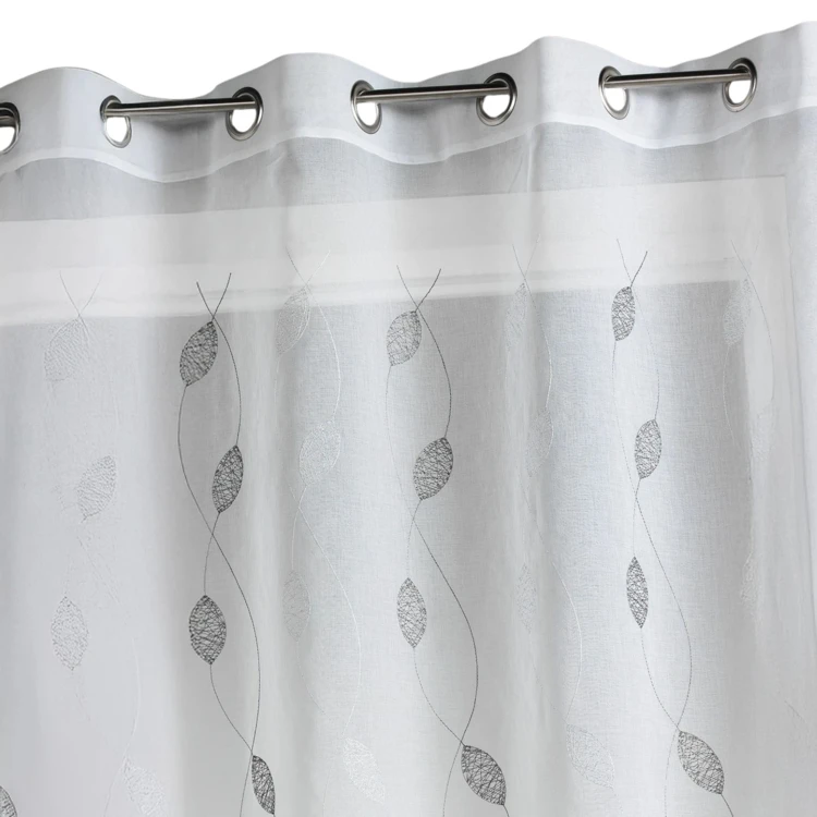 Bestickter Vorhang mit Blattmotiven