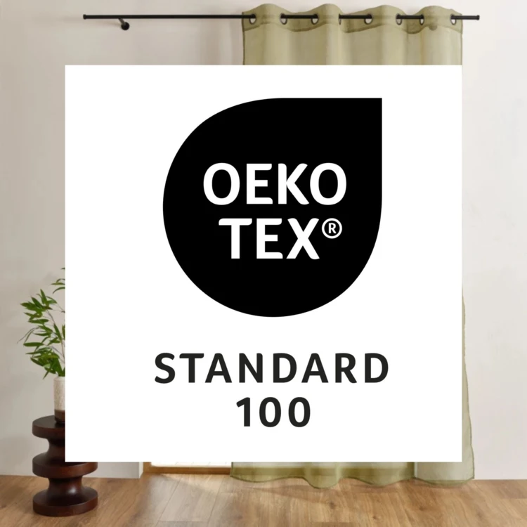 Tecido liso com ilhós grandes