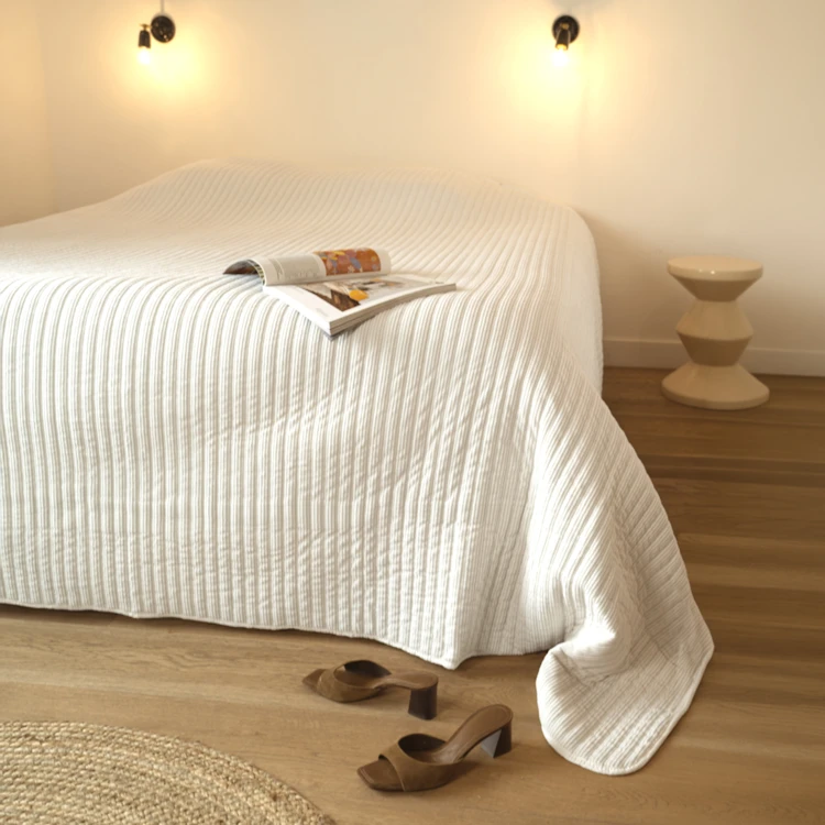 Gesteppte Tagesdecke aus Cord