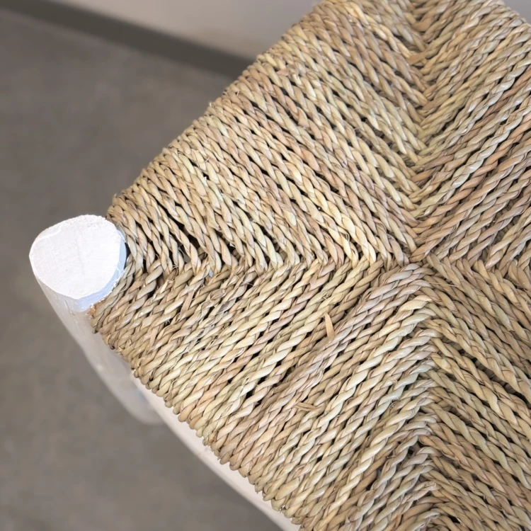 Taburete marroquí de madera blanca