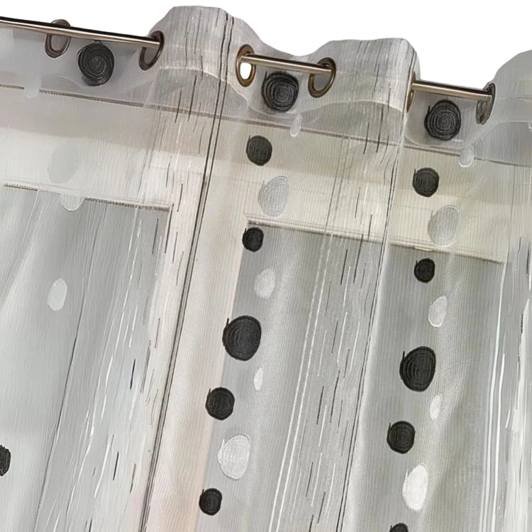 Cortina de organza com fios cortados e padrão de círculos