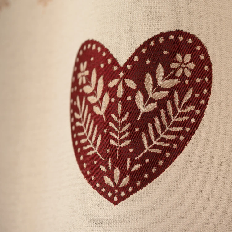 Cortina em jacquard com ilhós e motivos em coração