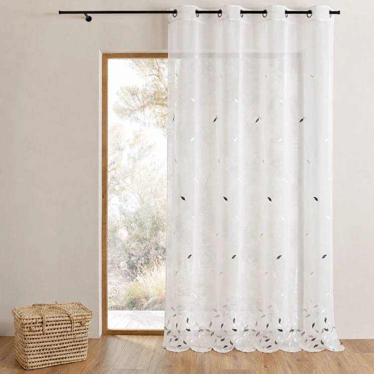 Cortina transparente bordada com folhas e bainha recortada