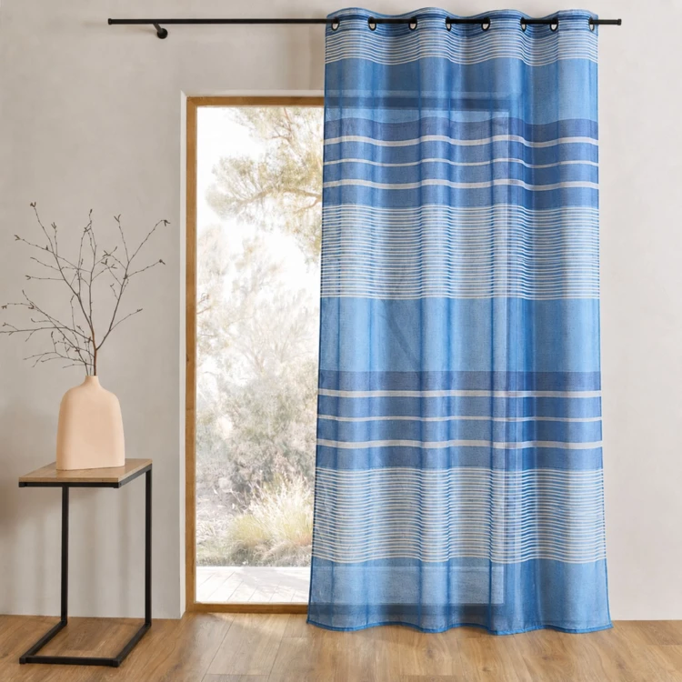 Vorhang mit bunten horizontalen Streifen