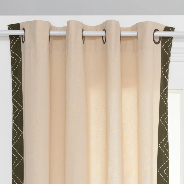 Rideau à broderies géométriques