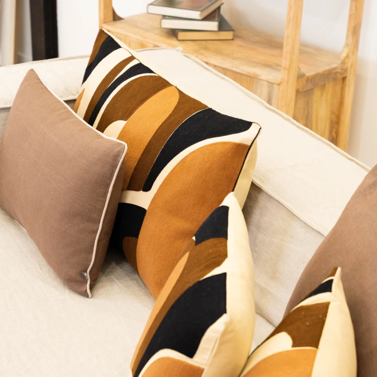 Coussin brodé en relief motif abstrait