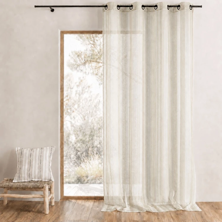 Cortina transparente com riscas verticais finas tom sobre tom
