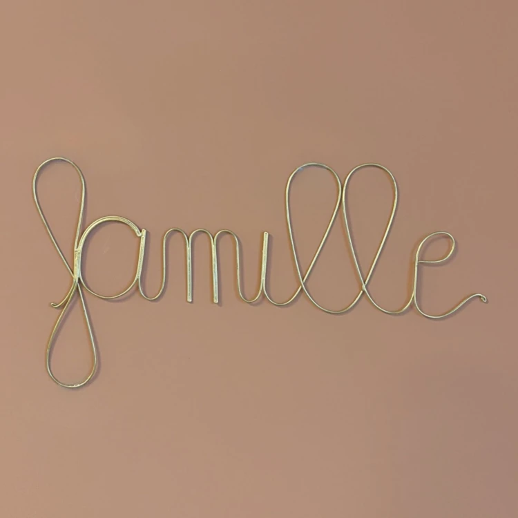 Wort aus vergoldetem Messingdraht "FAMILIE"