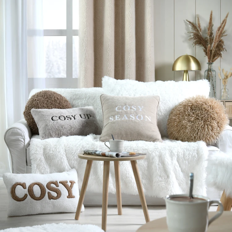 Coussin décoratif avec message brodé "Cosy Season"
