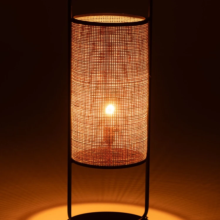 Stehlampe aus Metall und Rattan