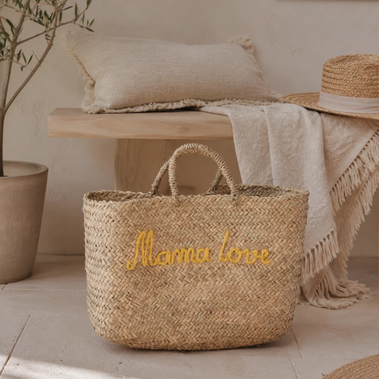 Cesta rectangular con la inscripción «MAMA LOVE»