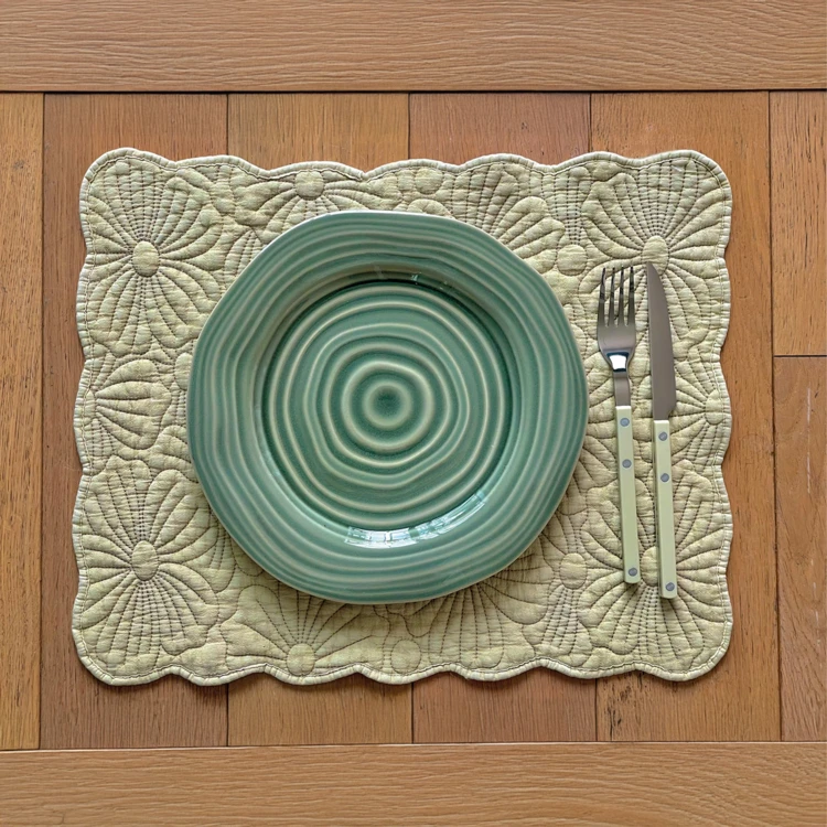 Set de table rectangulaire matelassé avec motif fleurs brodé