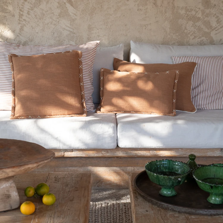 Housse de coussin brodée avec motifs en croix