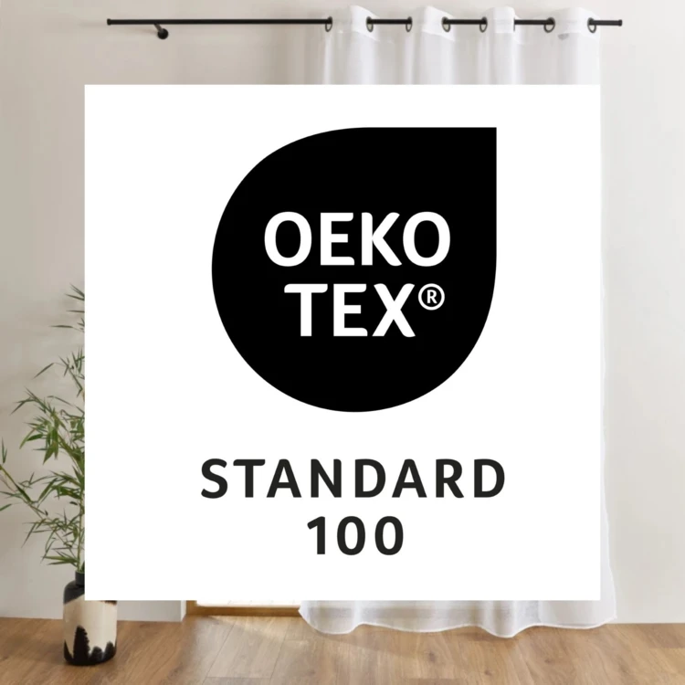 Tecido liso com ilhós grandes