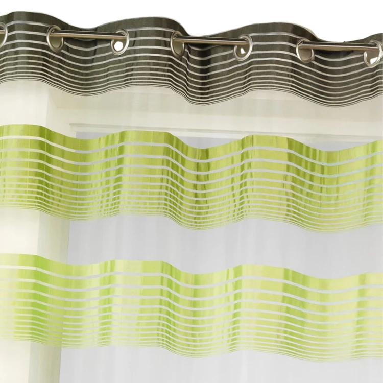 Organza-Vorhang mit feinen, farbigen Querstreifen