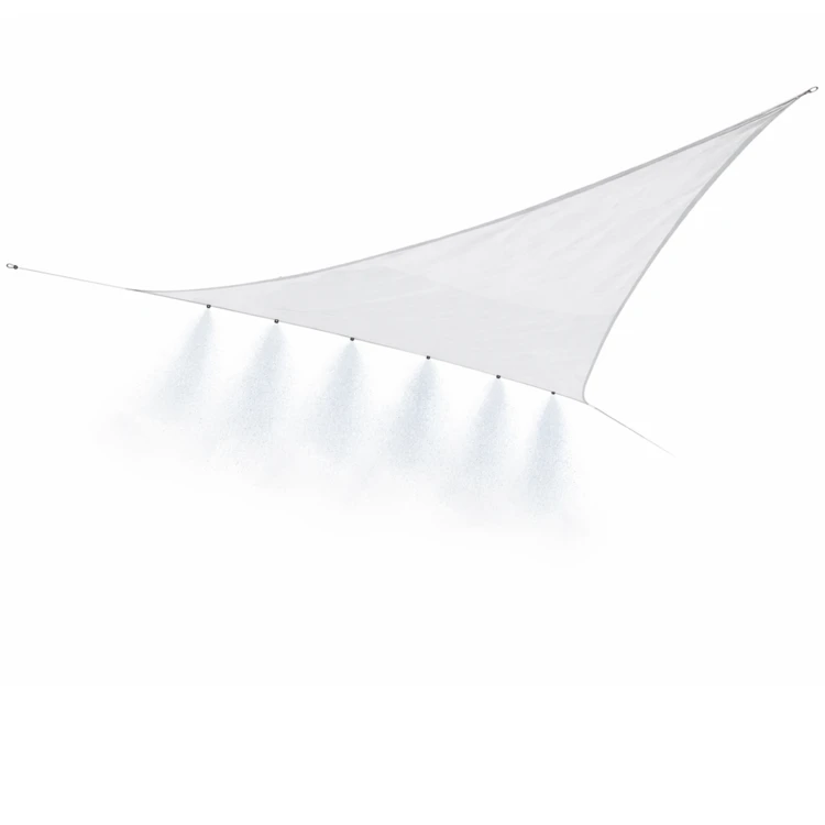 Vela de sombra triangular com sistema de nebulização integrado