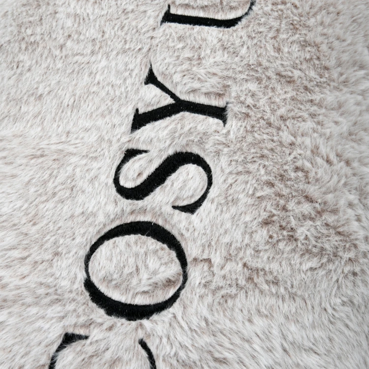 Coussin imitation fourrure brodé "Cosy up"