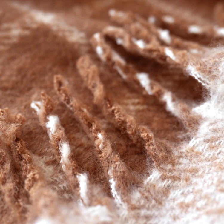 Coperta a quadri effetto mohair con frange