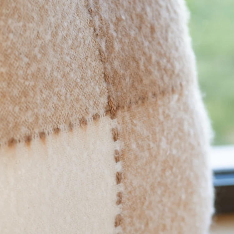 Capa de almofada em xadrez de mohair
