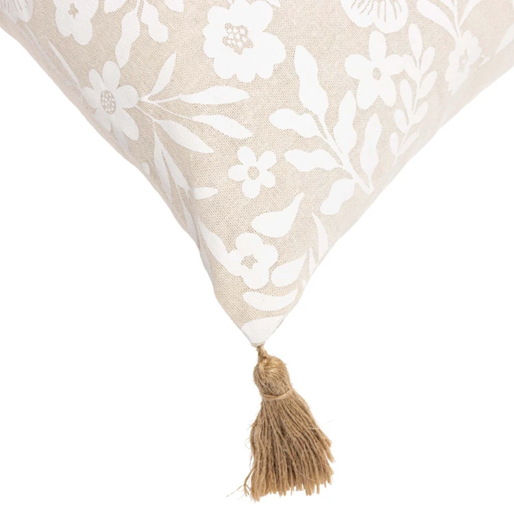 Almofada em polycotton com estampado floral e borlas