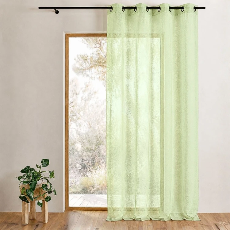 Cortina difusora de organza bordada con ojales