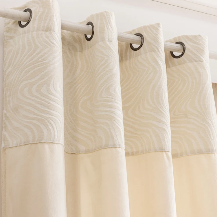 Cortina difusora de veludo com ilhós e faixa em jacquard com padrão de zebra