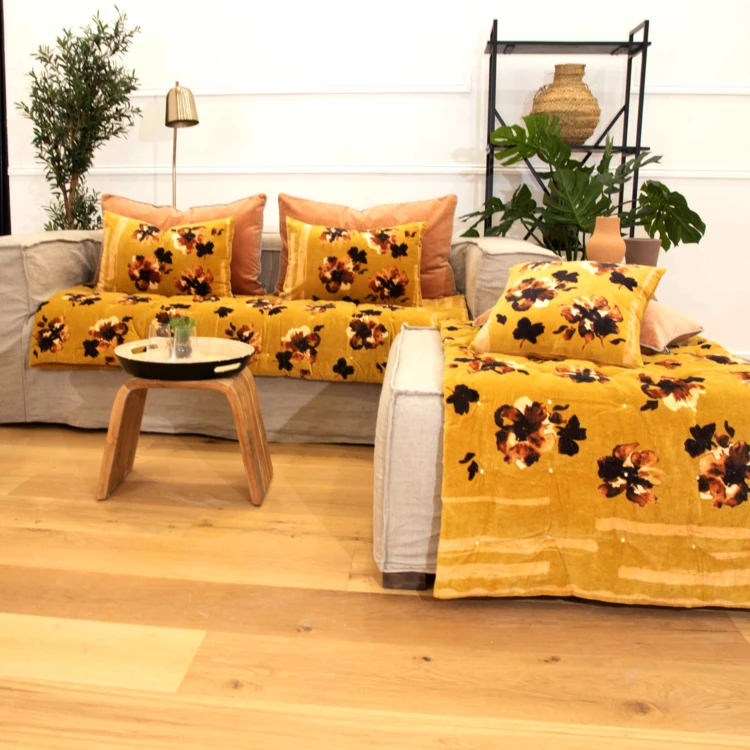 Samtkissen mit Blumenmuster