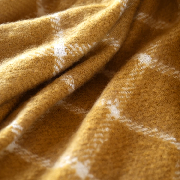 Coperta a quadri effetto mohair con frange
