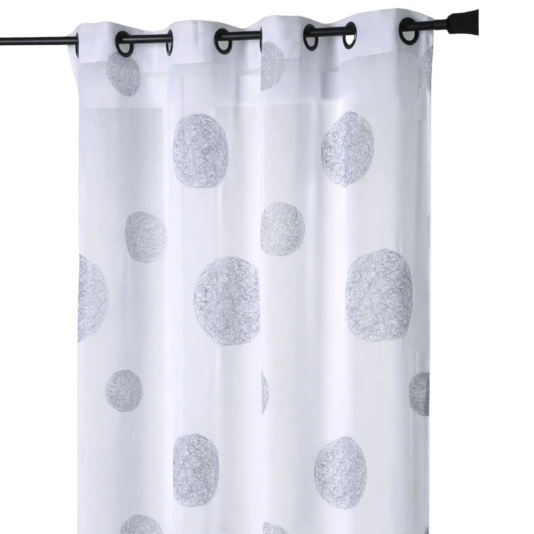 Voile branco com bordados redondos