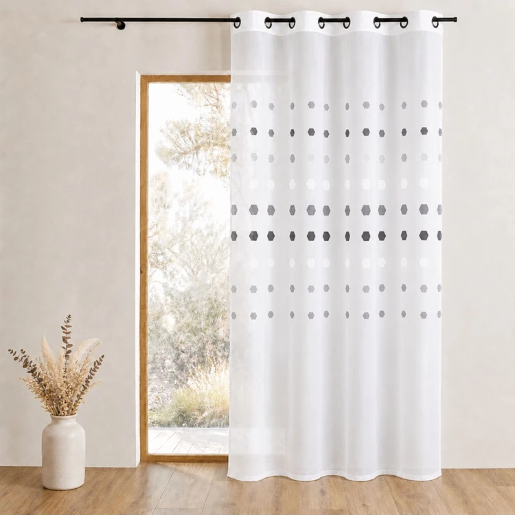 Cortina de organza com pontos geométricos