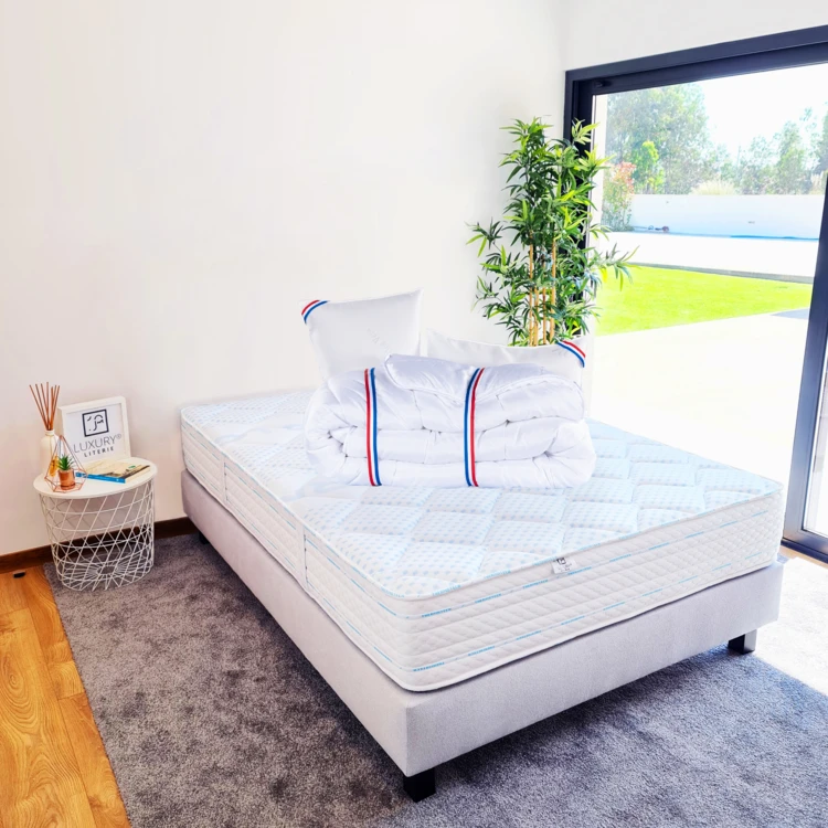 Ensemble literie mousse mémoire de forme 24 cm + sommier gris + oreillers + couette