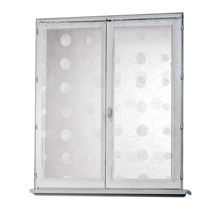 Par de pequenas cortinas retas em organza bordada