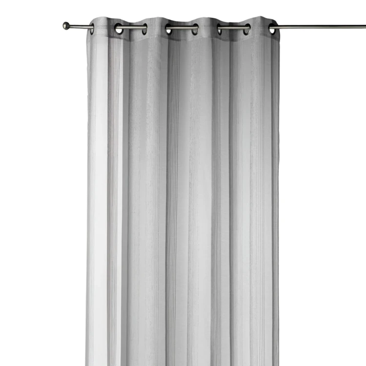 Cortina transparente com riscas verticais finas tom sobre tom
