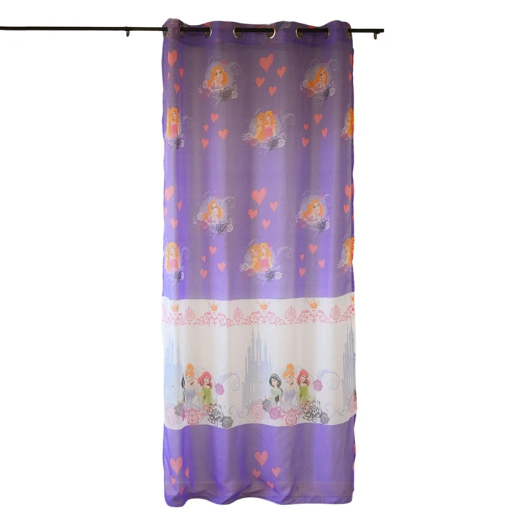 Cortina transparente estampada com motivos de princesas