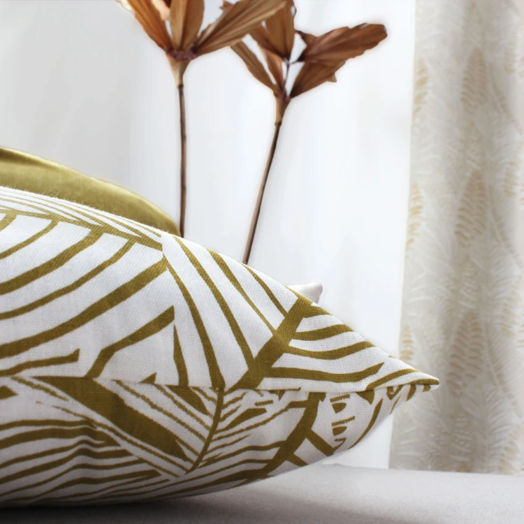 Coussin décoratif feuillage graphique en coton recyclé