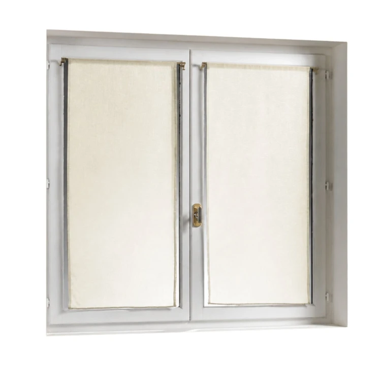 Par de pequenas cortinas transparentes lisas e leves
