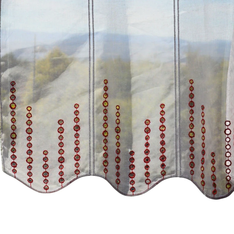 Windschutz mit bunten gestickten Kreisen