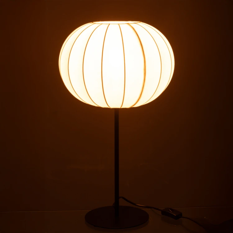 Stehlampe in Laternenform