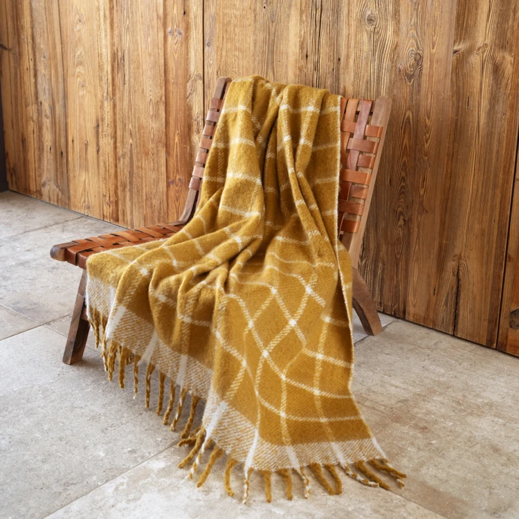 Coperta a quadri effetto mohair con frange