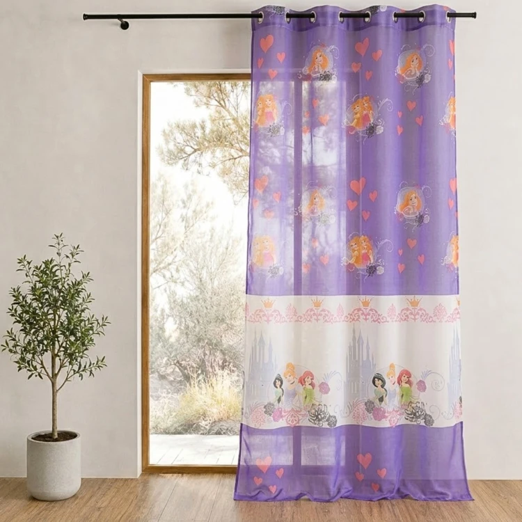 Cortina transparente estampada com motivos de princesas