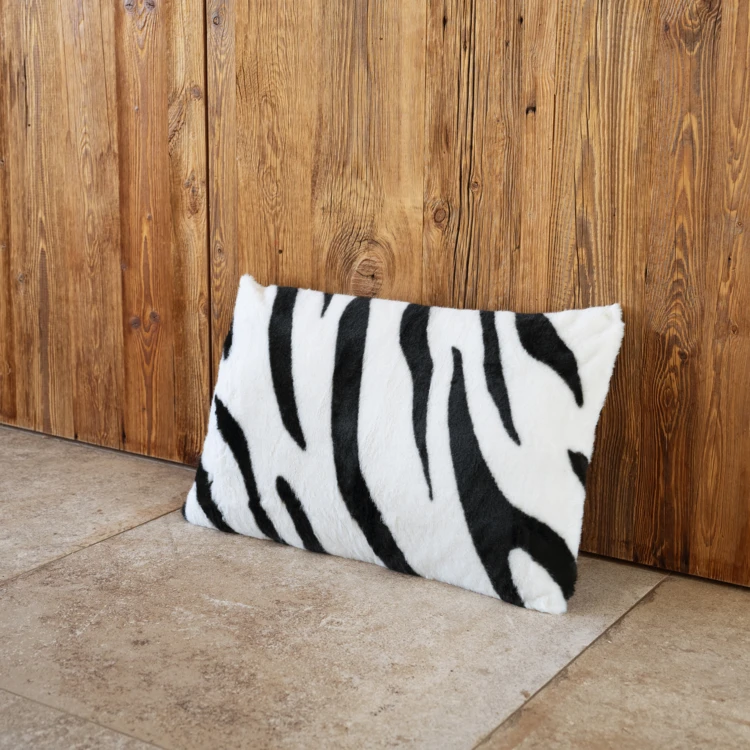 Almofada preenchida com padrão de zebra e parte de trás em veludo