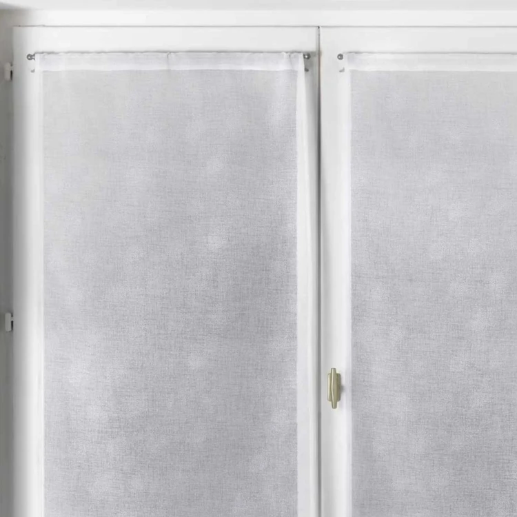 Par de pequenas cortinas com padrão de bolinhas prateadas