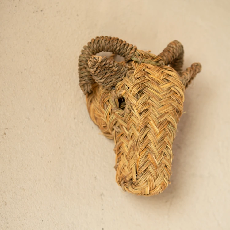 Decoração de parede com cabeça de cabra em palha
