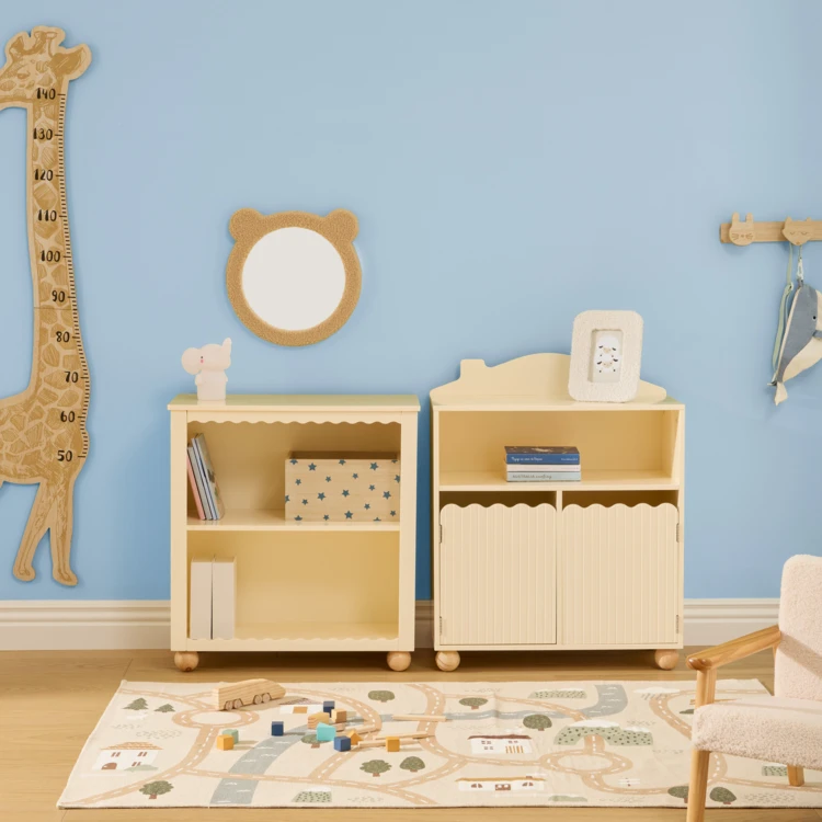 Bibliothèque enfant  maison avec portes